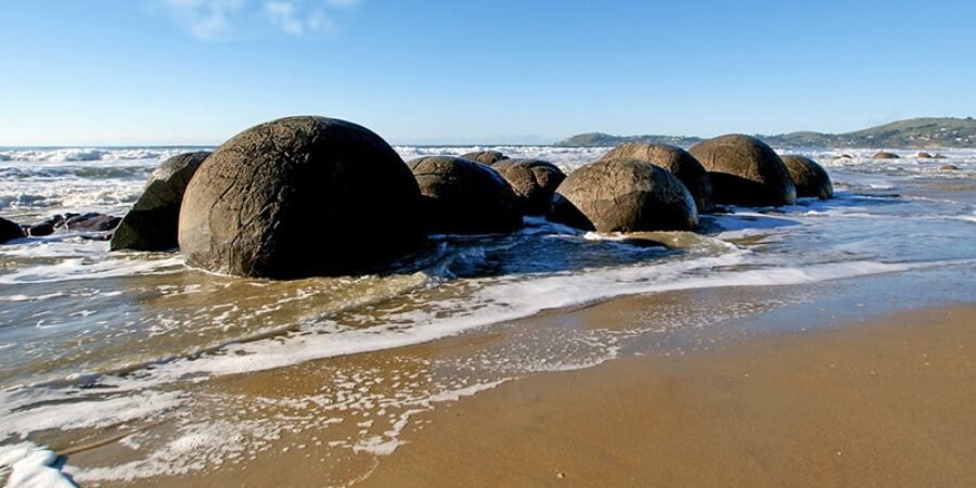 Rochas gigantes de Moeraki na Praia Koekohe