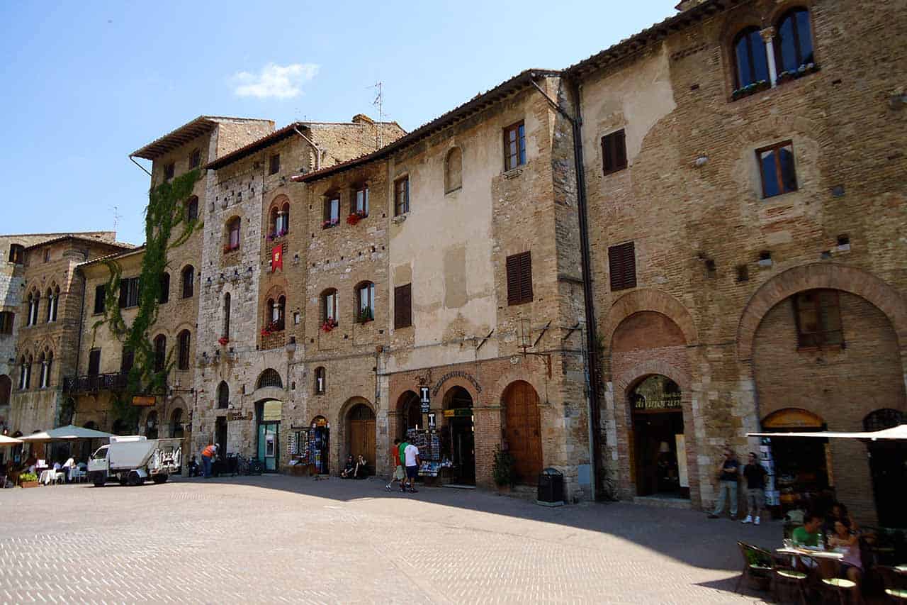 San Gimignano: Piazza della Cisterna e del Duomo |SuoViaggio