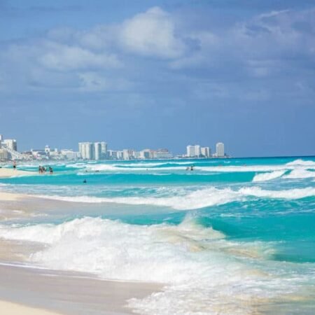 Cancún, inúmeros resorts e vida noturna no Caribe
