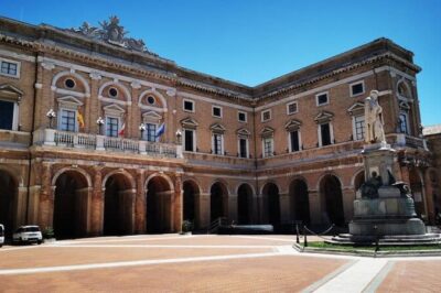 recanati palazzo comunale piazza leopardi itália credits sirleonidas