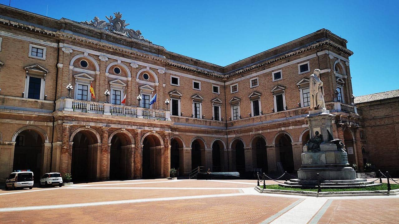 recanati palazzo comunale piazza leopardi itália credits sirleonidas