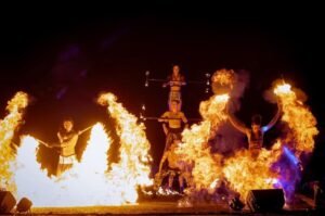 biolumini, conta uma história inspirada na teoria do big bang com fogo e coreografias. foto matheus josé maria divulgação
