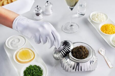 Novo Prato de Apresentação de Caviar da Emirates, projetado exclusivamente por Robert Welch para clientes da Primeira Classe Divulgação Emirates.jpg novo prato de apresentação de caviar da emirates, projetado exclusivamente por robert welch para clientes da primeira classe divulgação emirates