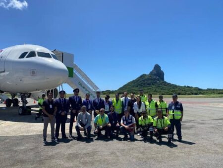 Tripulação do primeiro voo da rota São Paulo–Fernando de Noronha – Divulgação Latam.jpg tripulação do primeiro voo da rota são paulo–fernando de noronha divulgação latam