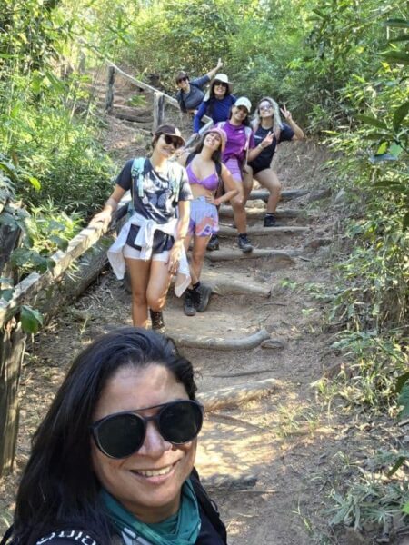 1 – Grupo de turistas acompanhada com guia turística na Chapada dos Veadeiros (GO).jpg 1 grupo de turistas acompanhada com guia turística na chapada dos veadeiros (go)