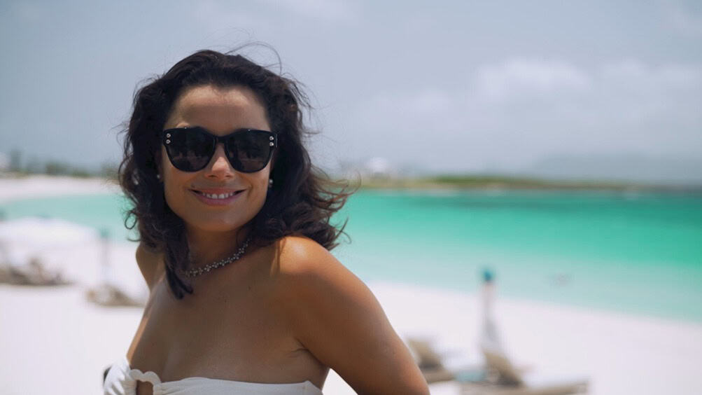a apresentadora daniela filomeno leva os espectadores a um tour cheio de alma pela ilha caribenha de anguilla (foto reproduçãocnn brasil)