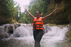 daniela filomeno dedica o primeiro episódio da nova temporada a um tour cheio de alma pela jamaica (foto reproduçãocnn brasil)