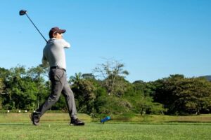 golfista em campo, aproveitando a temporada de torneios com benefícios exclusivos no jequitimar resort & spa. foto divulgação