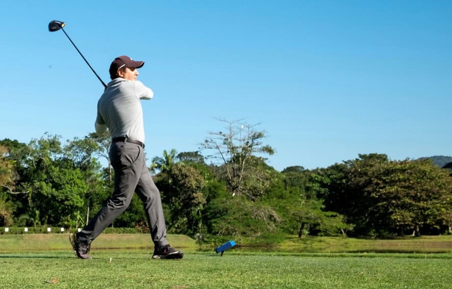 golfista em campo, aproveitando a temporada de torneios com benefícios exclusivos no jequitimar resort & spa. foto divulgação