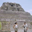 na imagem, a apresentadora daniela filomeno visita com um guia as ruínas maias de xunantunich, localizadas a cerca de um quilômetro da fronteira com a guatemala (foto reproduçãocnn brasil)