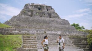 na imagem, a apresentadora daniela filomeno visita com um guia as ruínas maias de xunantunich, localizadas a cerca de um quilômetro da fronteira com a guatemala (foto reproduçãocnn brasil)