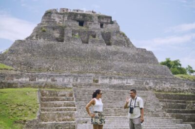 na imagem, a apresentadora daniela filomeno visita com um guia as ruínas maias de xunantunich, localizadas a cerca de um quilômetro da fronteira com a guatemala (foto reproduçãocnn brasil)
