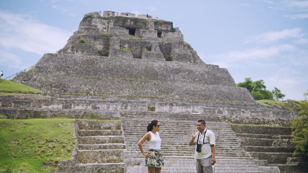 na imagem, a apresentadora daniela filomeno visita com um guia as ruínas maias de xunantunich, localizadas a cerca de um quilômetro da fronteira com a guatemala (foto reproduçãocnn brasil)