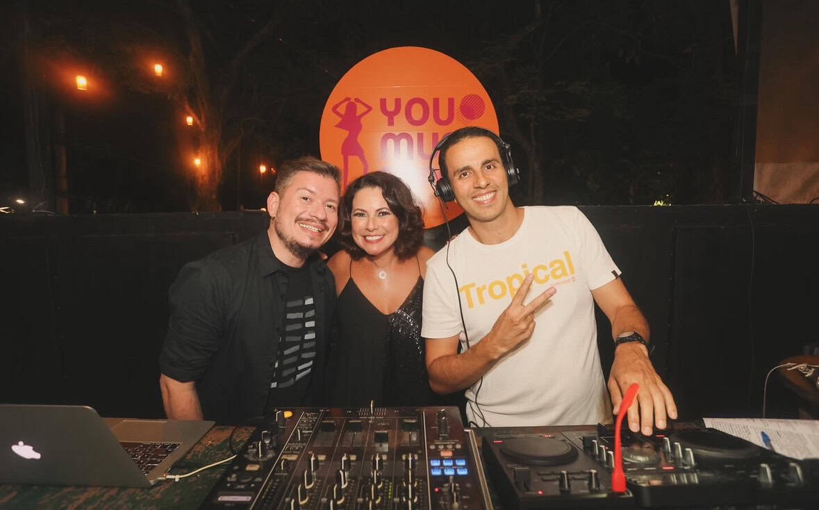 renata araújo com os djs guilherme scarpa e thiago mourão