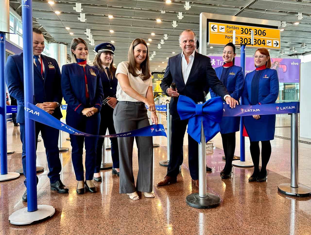 tripulação e executivos da latam e do gru airport inauguram rota são paulo bariloche nesta segunda (2306). crédito divulgação latam