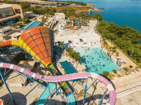 1 hotéis e resorts também têm vista para um dos principais lagos de caldas novas. foto divulgaçãowam