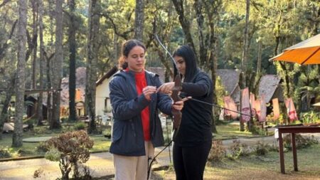 1 – Prática do arco e flecha, feita de forma monitorada, é um dos atrativos para as crianças curtirem no VillaLeta (Foto DivulgaçãoVillaLeta) 1 prática do arco e flecha, feita de forma monitorada, é um dos atrativos para as crianças curtirem no villaleta (foto divulgaçãovillaleta)