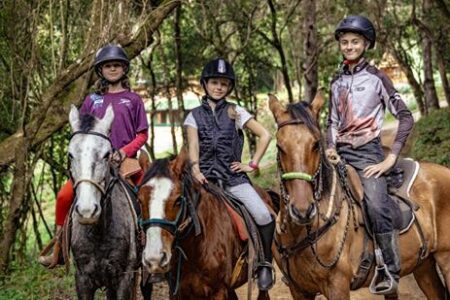 2 – Caça ao tesouro a cavalo está entre as atividades oferecidas pelo centro equestre (Foto DivulgaçãoHorseland) 2 caça ao tesouro a cavalo está entre as atividades oferecidas pelo centro equestre (foto divulgaçãohorseland)