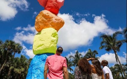 3 escultura miami mountain, de ugo rondinone, exposta no the bass