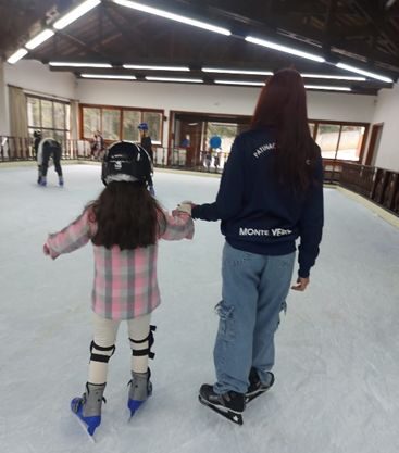 5 – Atração disponibiliza monitores para ajudar crianças a patinarem em sua pista (Foto DivulgaçãoPatinação no Gelo Monte Verde).jpg 5 atração disponibiliza monitores para ajudar crianças a patinarem em sua pista (foto divulgaçãopatinação no gelo monte verde)