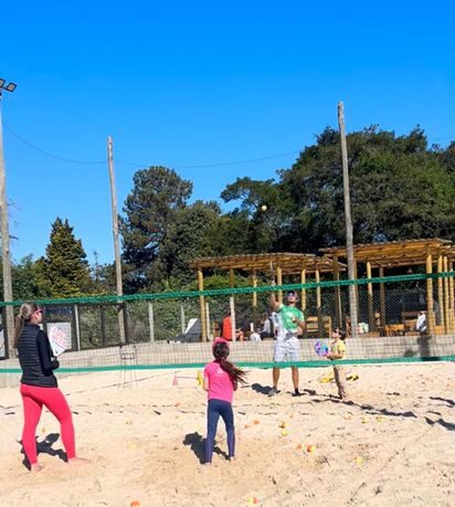 6 – Estabelecimento oferece aulas de beach tennis para crianças e famílias (Foto DivulgaçãoVitalis Clube).jpg 6 estabelecimento oferece aulas de beach tennis para crianças e famílias (foto divulgaçãovitalis clube)