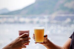 bar carioca onde o chope artesanal encontra o samba o petisco e o pôr do sol credits divulgação