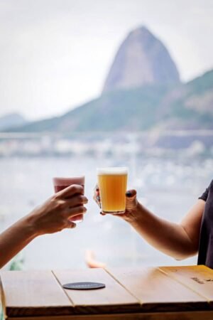bar carioca onde o chope artesanal encontra o samba o petisco e o pôr do sol credits divulgação