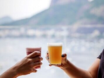 bar carioca onde o chope artesanal encontra o samba o petisco e o pôr do sol credits divulgação