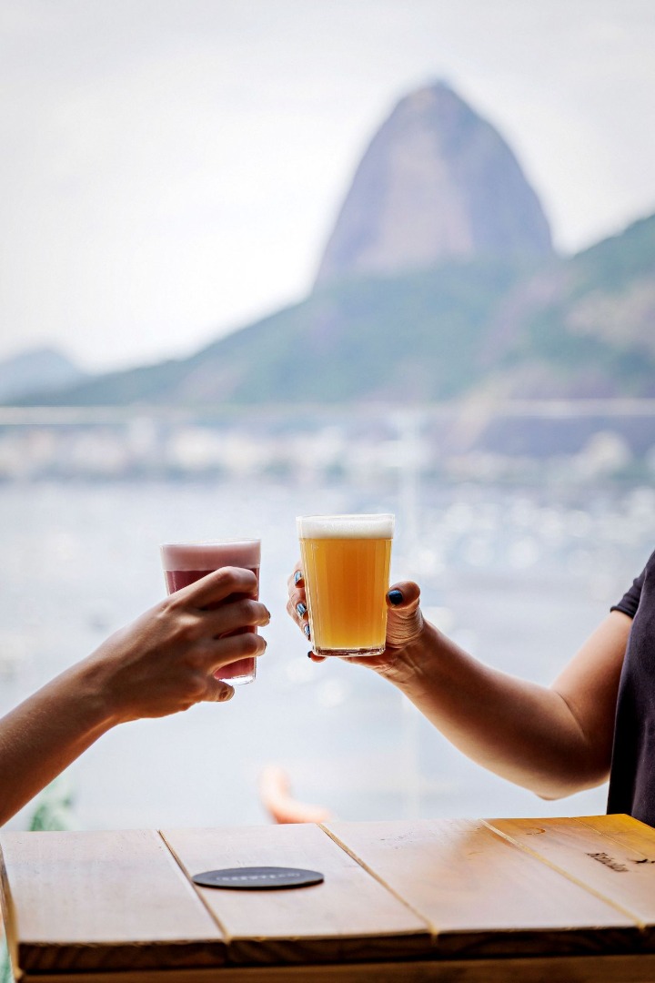 bar carioca onde o chope artesanal encontra o samba o petisco e o pôr do sol credits divulgação