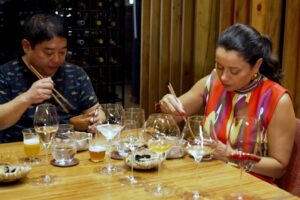 na imagem, a apresentadora daniela filomeno janta com o chef jaime pesaque, do sapiens, restaurante com inspiração no fogo e na cozinha ancestral peruana (foto reproduçãocnn brasil)