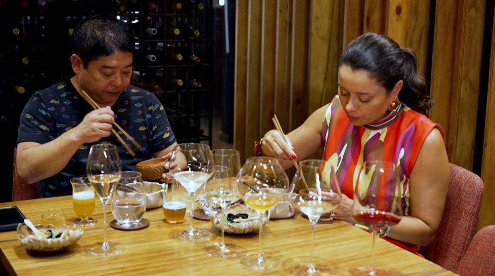 na imagem, a apresentadora daniela filomeno janta com o chef jaime pesaque, do sapiens, restaurante com inspiração no fogo e na cozinha ancestral peruana (foto reproduçãocnn brasil)