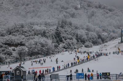 neve chega com força a bariloche e marca retomada da temporada de inverno. foto divulgaçãobarilochebrasil