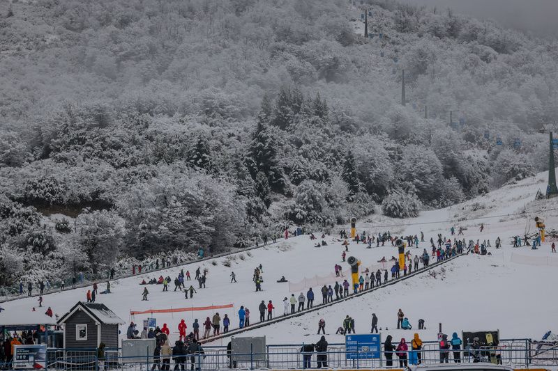 neve chega com força a bariloche e marca retomada da temporada de inverno. foto divulgaçãobarilochebrasil