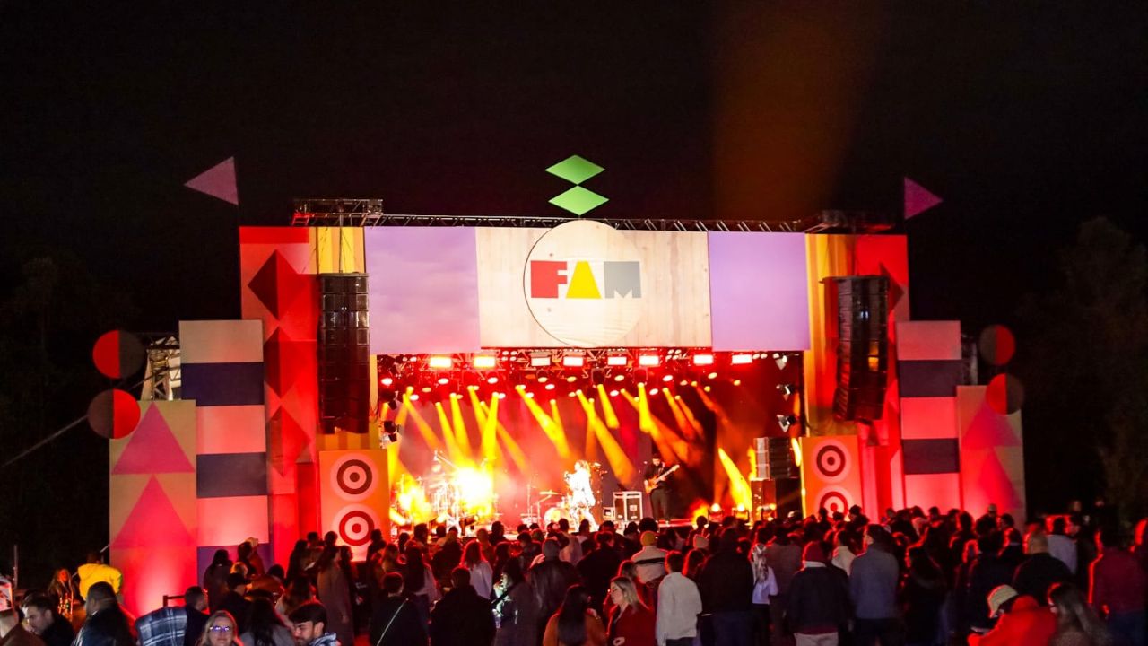 palco do fam nas alturas créditos luan sloboda
