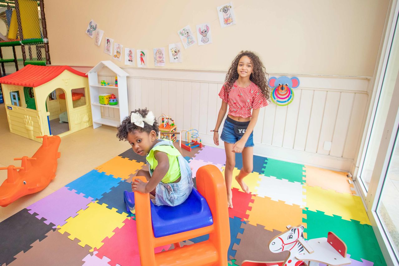 recreação infantil no espaço kids do hotel il campanario. foto divulgação