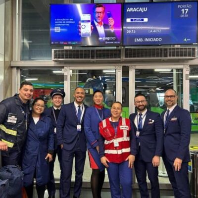 tripulação e equipe do voo inaugural são paulocongonhas aracaju da latam que decolou neste sábado, 28 de junho (divulgação latam)