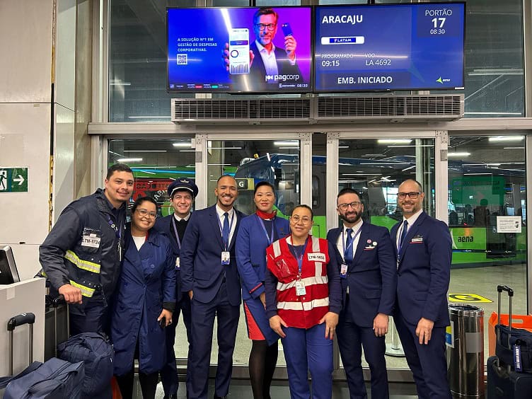 tripulação e equipe do voo inaugural são paulocongonhas aracaju da latam que decolou neste sábado, 28 de junho (divulgação latam)