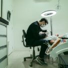 um homem fazendo tratamento dentário créditos nick souza pexels