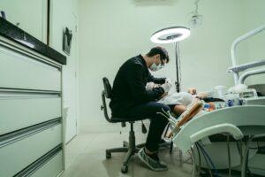 um homem fazendo tratamento dentário créditos nick souza pexels