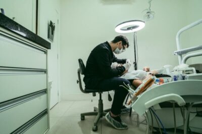 um homem fazendo tratamento dentário créditos nick souza pexels