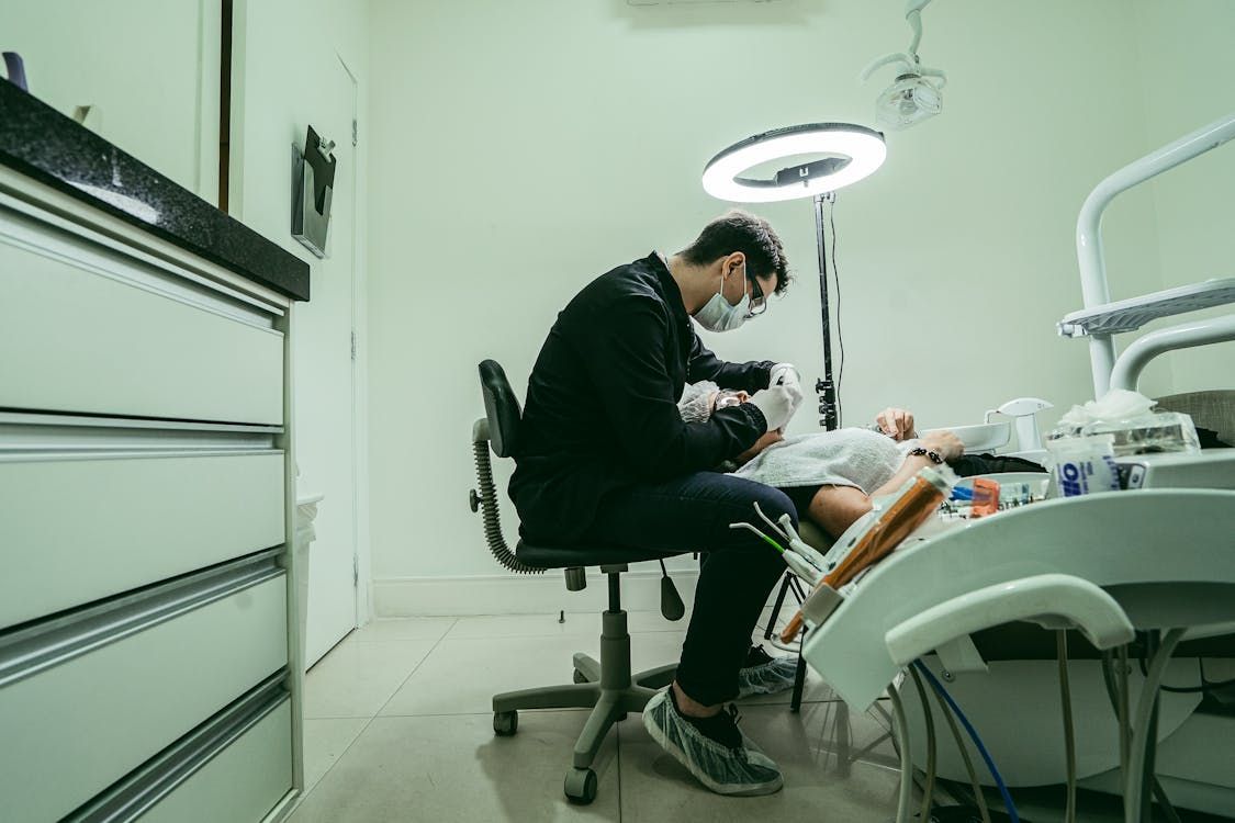 um homem fazendo tratamento dentário créditos nick souza pexels