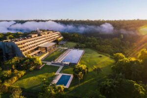 vista aérea do gran meliá iguazu, localizado dentro do parque nacional do iguaçu, na argentina crédito meliá