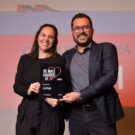mariana karrer, head de marketing, e mauro barreto, consultor de comunicação da latam brasil recebendo o prêmio de companhia aérea mais amada de são paulo