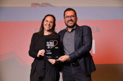 mariana karrer, head de marketing, e mauro barreto, consultor de comunicação da latam brasil recebendo o prêmio de companhia aérea mais amada de são paulo