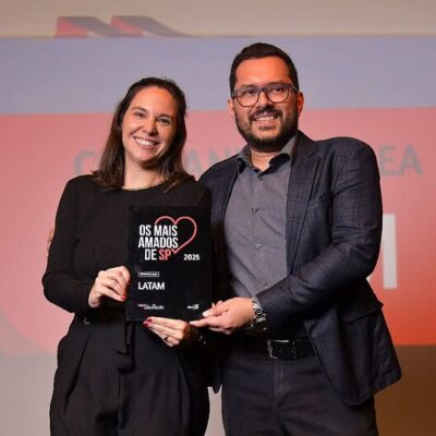 mariana karrer, head de marketing, e mauro barreto, consultor de comunicação da latam brasil recebendo o prêmio de companhia aérea mais amada de são paulo