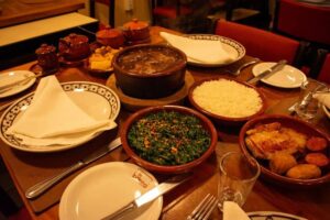 restaurante bolinha participa do patrimônio à mesa e serve sua feijoada com uma caipirinha de cortesia (foto gustavo gonçalves)