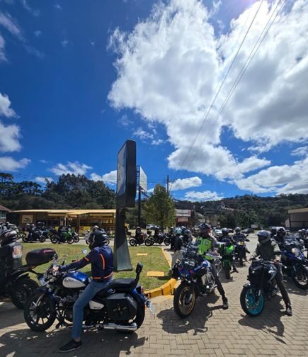 2 motociclistas no último dia de atividades do monte verde bike fest credits move