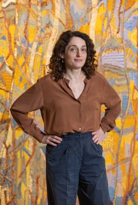 a artista francesa eva jospin na exposição “re selvagem– natureza inventada” na casa bradesco