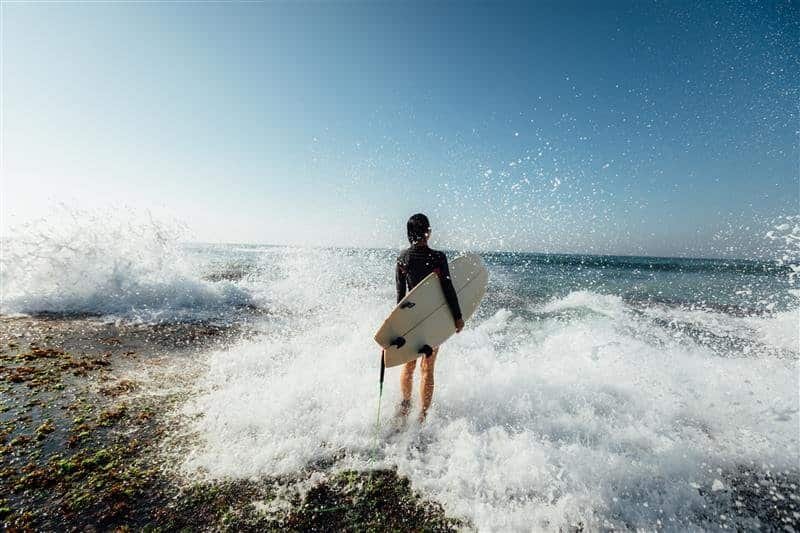 destinos em angola e moçambique entram na rota dos amantes do surfe credits shutterstoc taag