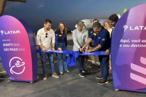 eduardo macedo, head de assuntos públicos da latam brasil e josmail rodrigues prefeito de bonito cortam a faixa inaugural da rota são paulo bonito da latam (divulgação latam)